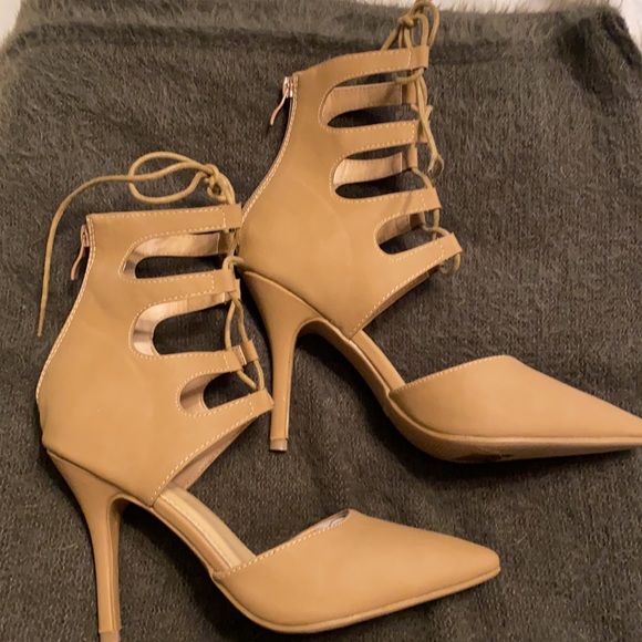 Women’s size 7 1/2 High Heels - Picture 3 of 16